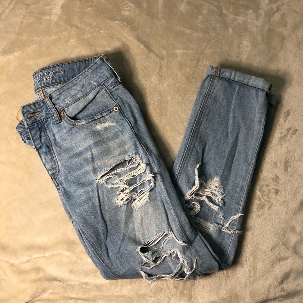 👖American Eagle tomgirl ripped jeans